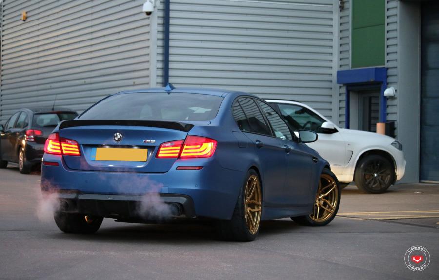  BMW M5 on Vossen Wheels (HC-2) 2019 года  (фото 13 из 19)